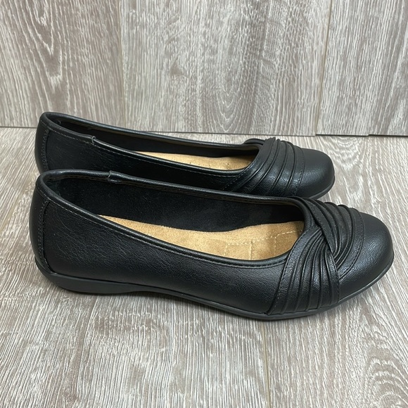 NWOT White Mountain Sable Faux Leather Gathered Ballet Flats 7 - Picture 2 of 14